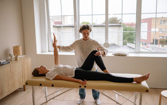 Massage Therapy vs. Chiropractic: Which One Do You Need? 2 It is hard to distinguish a massage therapist from a chiropractor just by looking at them.